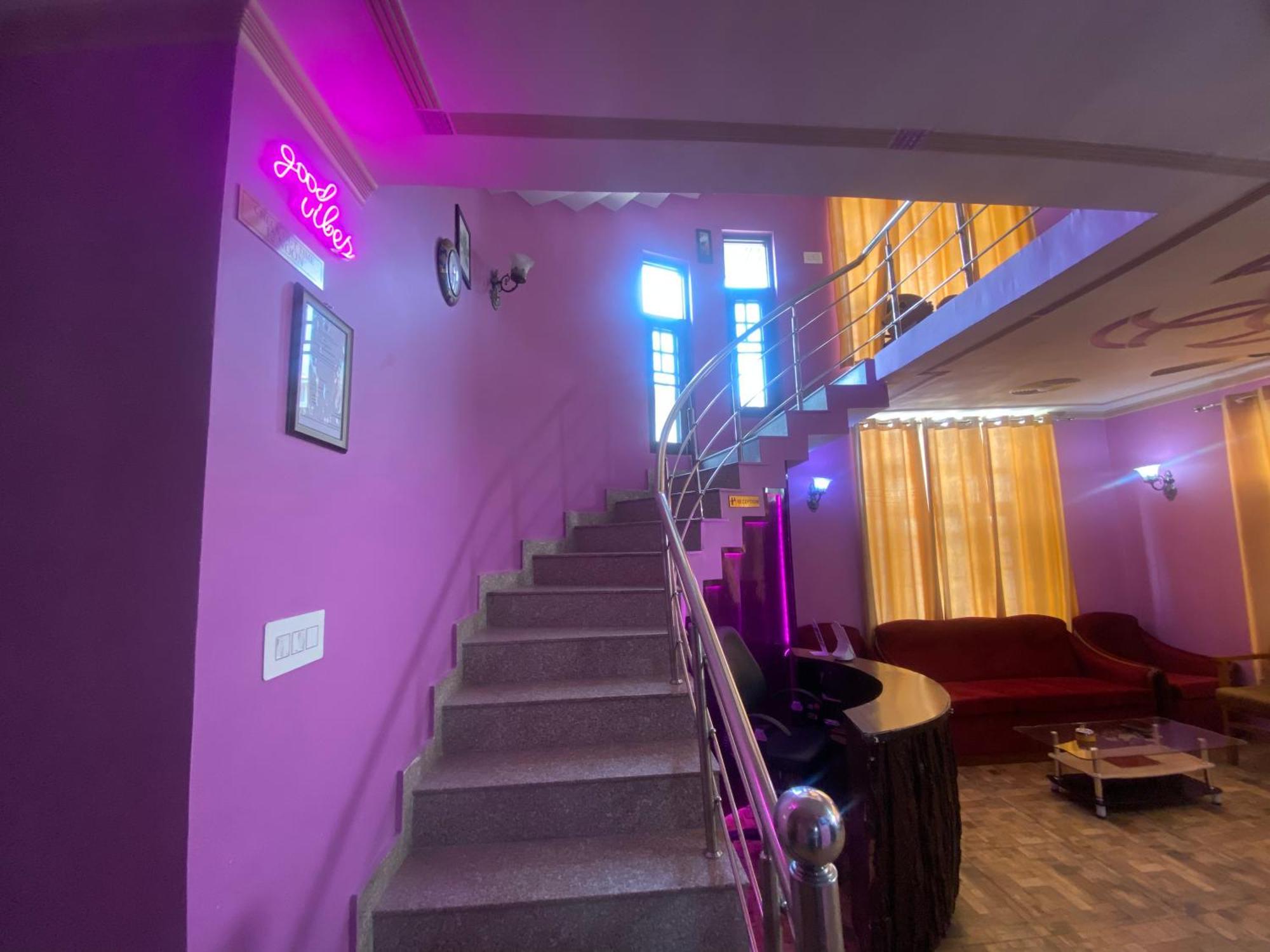 Penthouse Villa Srīnagar Extérieur photo